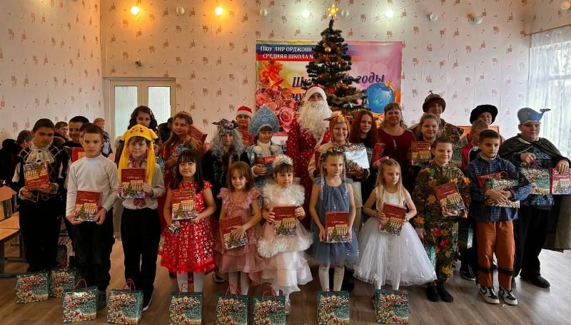 Продолжается череда новогодних праздников в детских садах и школах Краснодонщины Продолжается череда новогодних праздников в детских садах и школах Краснодонщины