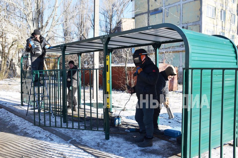 В Краснолучском округе осуществляется обустройство площадок для сбора ТКО В Краснолучском округе осуществляется обустройство площадок для сбора ТКО