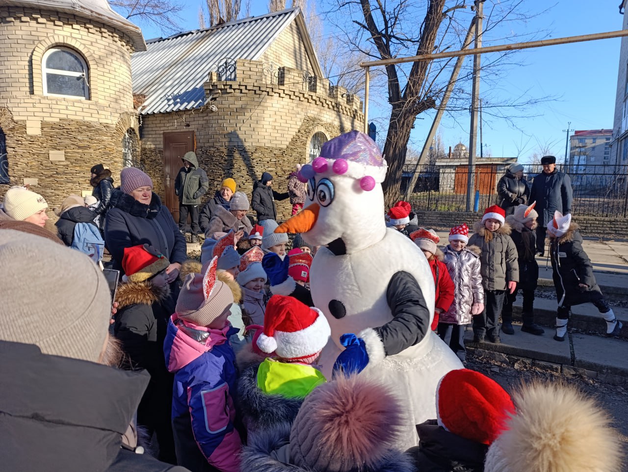 25 декабря в парке культуры и отдыха поселка Краснодон торжественно открыли главную новогоднюю елку 25 декабря в парке культуры и отдыха поселка Краснодон торжественно открыли главную новогоднюю елку