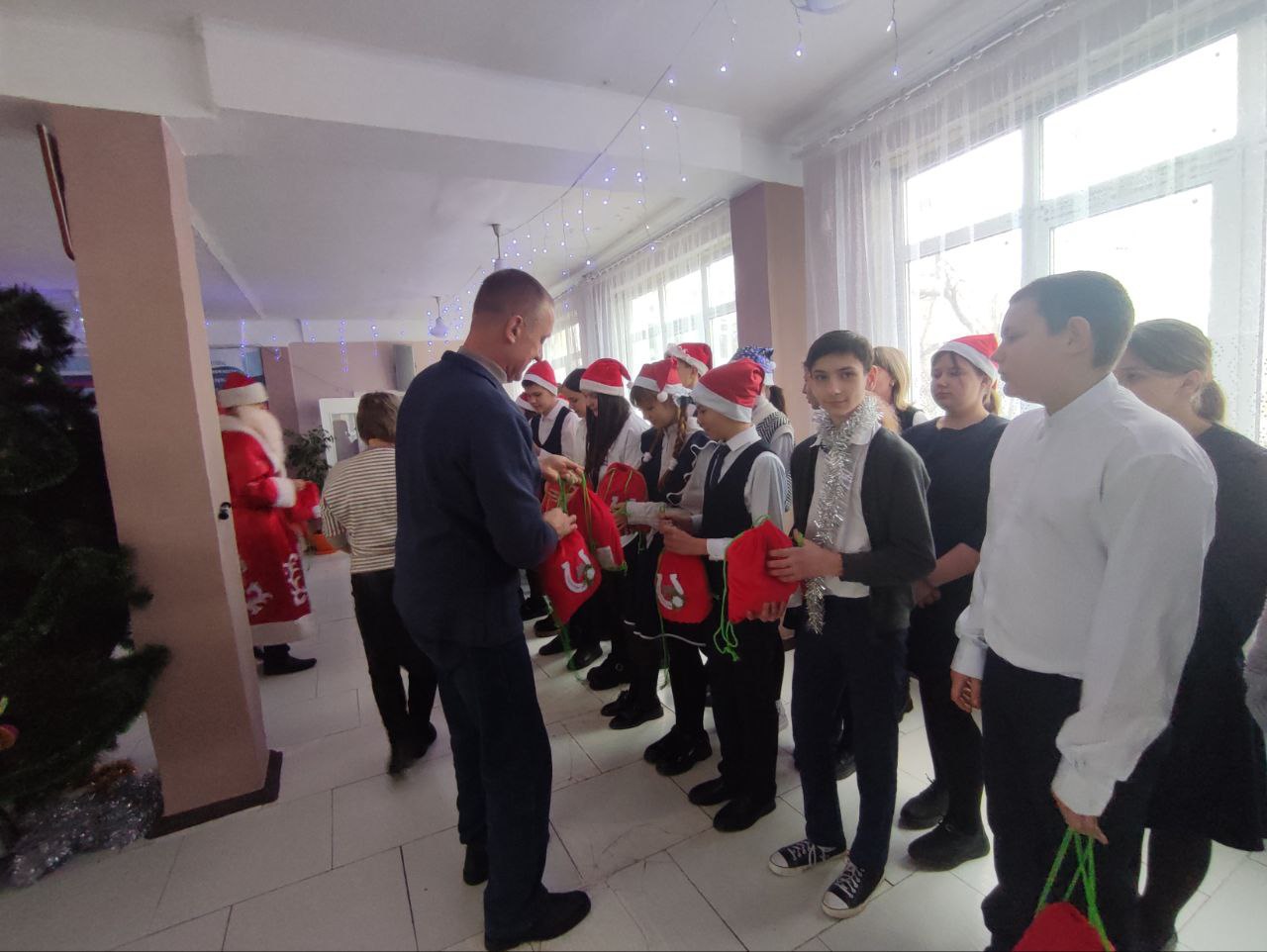 Городищенская школа получила подарки к Новому году от Оренбуржья и старообрядцев России Городищенская школа получила подарки к Новому году от Оренбуржья и старообрядцев России