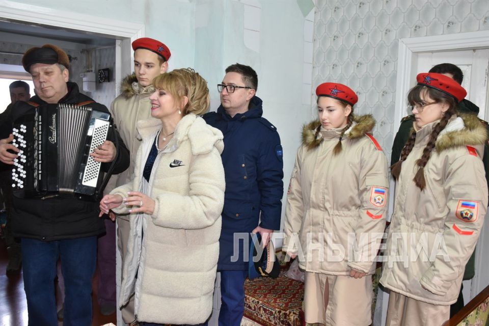 Власти Новопсковского муниципального округа поздравили ветерана Великой Отечественной войны Спиридона Гнилобокова с днем рождения Власти Новопсковского муниципального округа поздравили ветерана Великой Отечественной войны Спиридона Гнилобокова с днем рождения