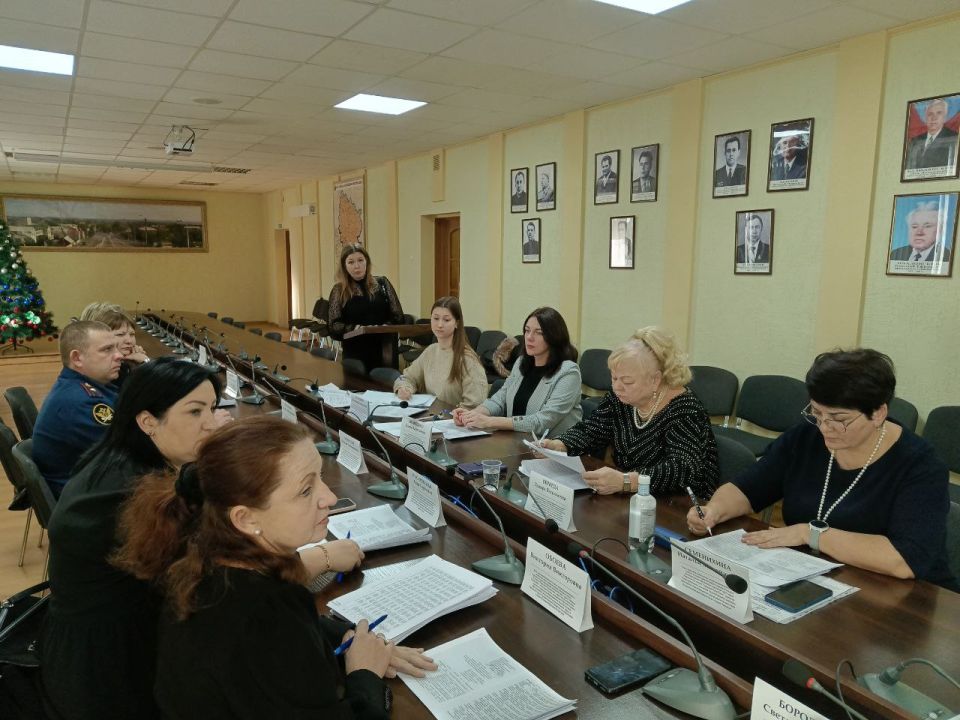 Сегодня в Администрации городского округа город Ровеньки состоялось очередное заседание городской комиссии по делам несовершеннолетних и защите их прав под председательством заместителя Главы Кравченко Елены Валериевны Сегодня в Администрации городского округа город Ровеньки состоялось очередное заседание городской комиссии по делам несовершеннолетних и защите их прав под председательством заместителя Главы Кравченко Елены Валериевны