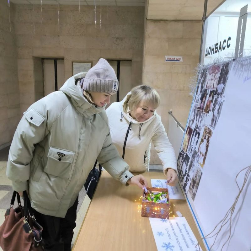 аппарате управления Луганского филиала продолжает создаваться новогодняя атмосфера — все работники и гости могут поделиться своим настроением, оставить пожелание коллегам и взять с собой пожелание-предсказание, которое... аппарате управления Луганского филиала продолжает создаваться новогодняя атмосфера — все работники и гости могут поделиться своим настроением, оставить пожелание коллегам и взять с собой пожелание-предсказание, которое...