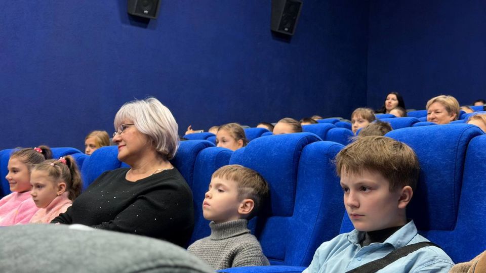 Сергей Козенко: Сегодня состоялось яркое и знаменательное событие: совместно с Председателем Совета Владимиром Шавлаем торжественно дали старт работе нового, современного кинозала «МИР», который теперь является жемчужиной... Сергей Козенко: Сегодня состоялось яркое и знаменательное событие: совместно с Председателем Совета Владимиром Шавлаем торжественно дали старт работе нового, современного кинозала «МИР», который теперь является жемчужиной...