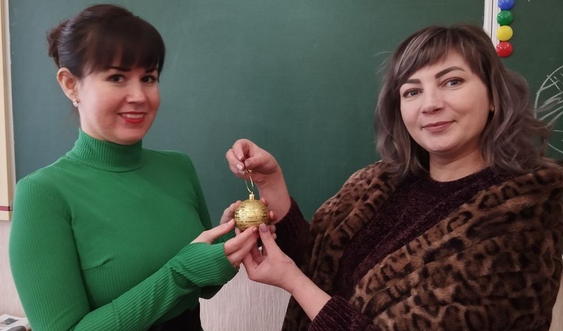 В Брянковском колледже ЛГПУ прошла волшебная акция ко Дню дарения ёлочных шаров В Брянковском колледже ЛГПУ прошла волшебная акция ко Дню дарения ёлочных шаров