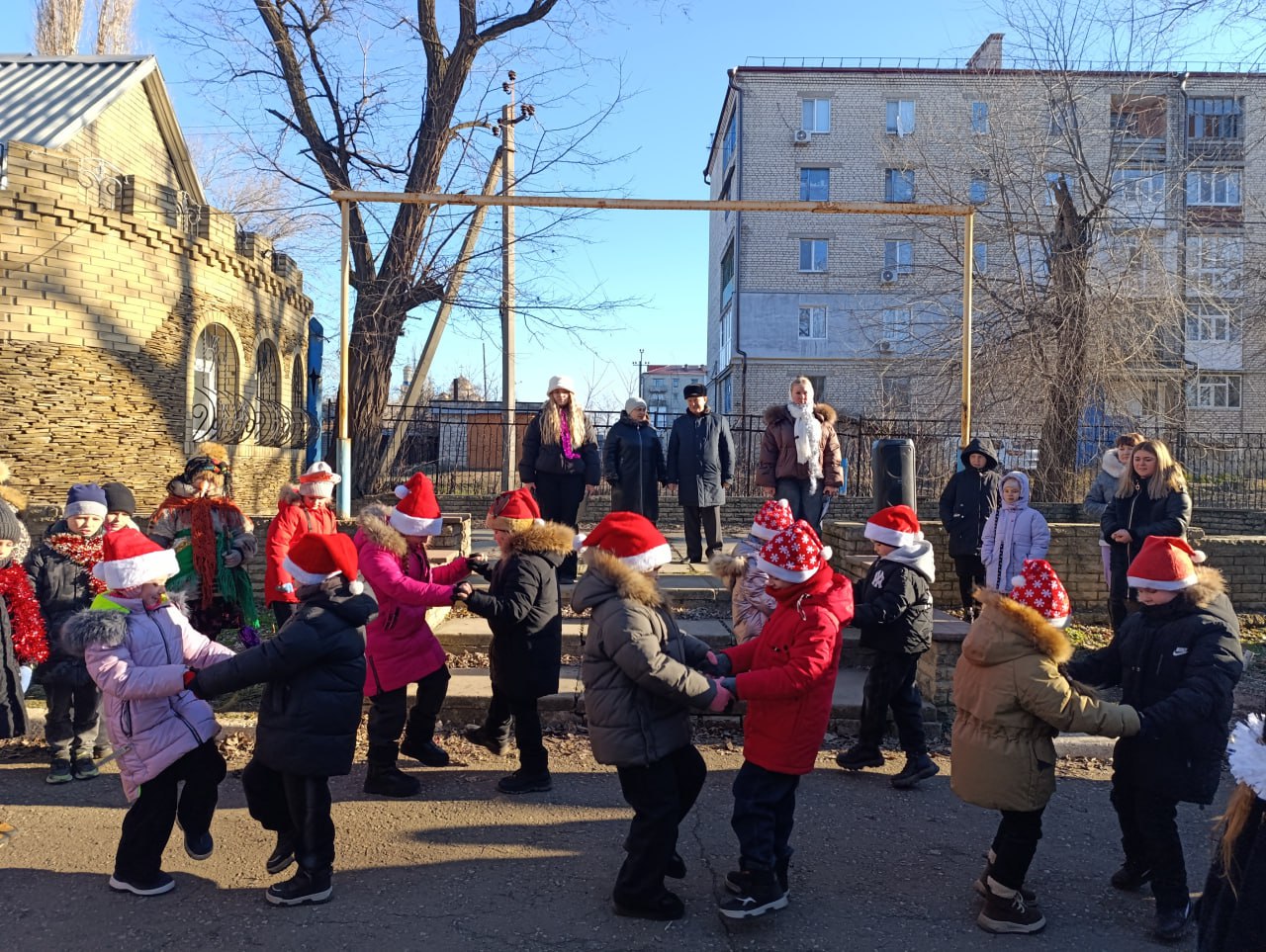 25 декабря в парке культуры и отдыха поселка Краснодон торжественно открыли главную новогоднюю елку
