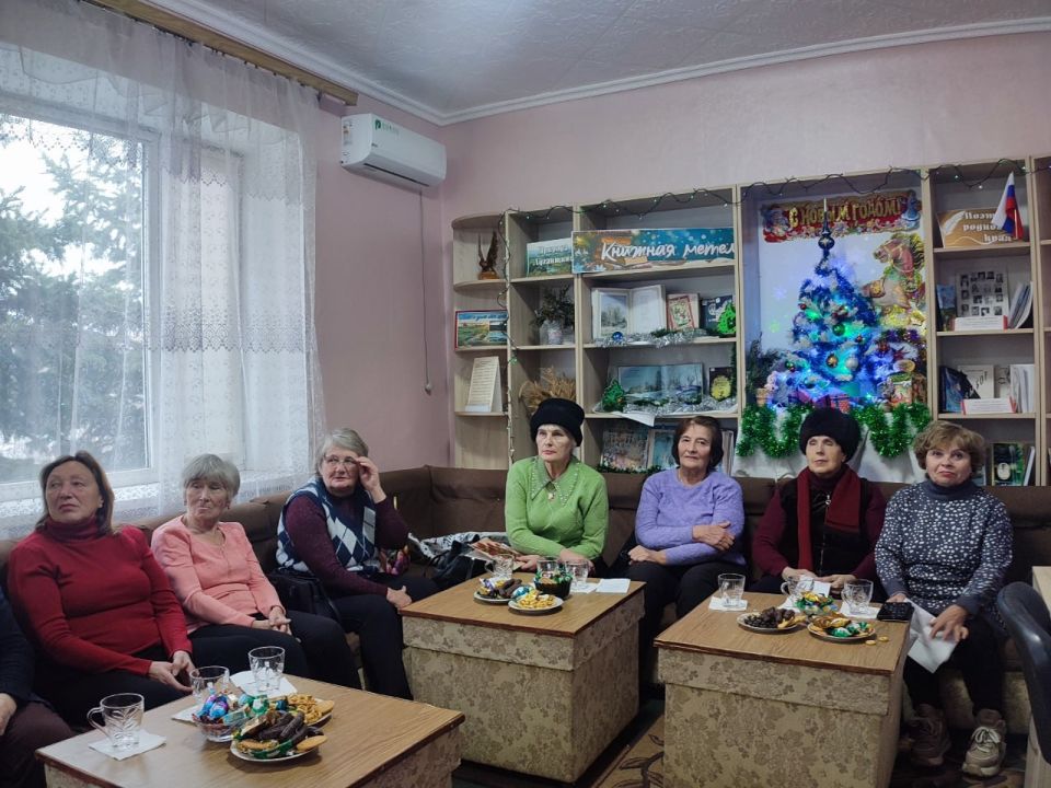 В Лутугинской центральной районной библиотеке состоялся новогодний огонёк «Новогоднее чудо» В Лутугинской центральной районной библиотеке состоялся новогодний огонёк «Новогоднее чудо»