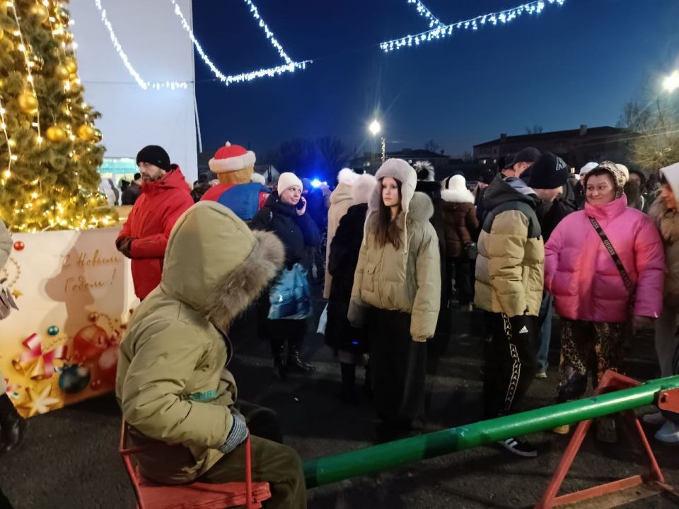 Сегодня в городском округе город Ровеньки состоялось открытие городской Новогодней елки! Сегодня в городском округе город Ровеньки состоялось открытие городской Новогодней елки!