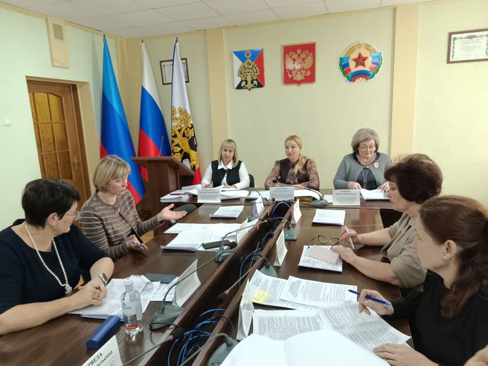 Сегодня в Администрации городского округа город Ровеньки состоялось очередное заседание городской комиссии по делам несовершеннолетних и защите их прав под председательством заместителя Главы Кравченко Елены Валериевны Сегодня в Администрации городского округа город Ровеньки состоялось очередное заседание городской комиссии по делам несовершеннолетних и защите их прав под председательством заместителя Главы Кравченко Елены Валериевны