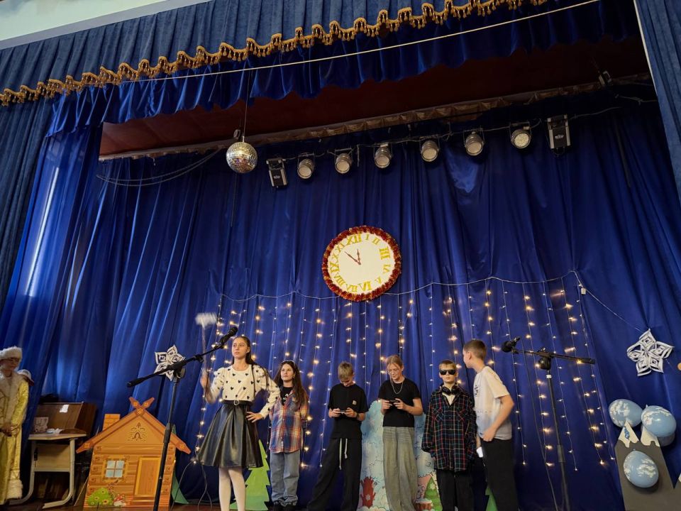 Новогодние утренники в ГБОУ ЛНР «Беловодский лицей «Лидер» продолжаются Новогодние утренники в ГБОУ ЛНР «Беловодский лицей «Лидер» продолжаются
