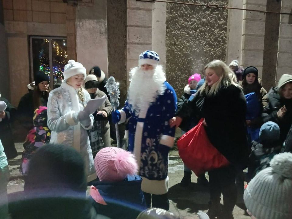 Сегодня в Ровеньках торжественно стартовали новогодние праздники Сегодня в Ровеньках торжественно стартовали новогодние праздники