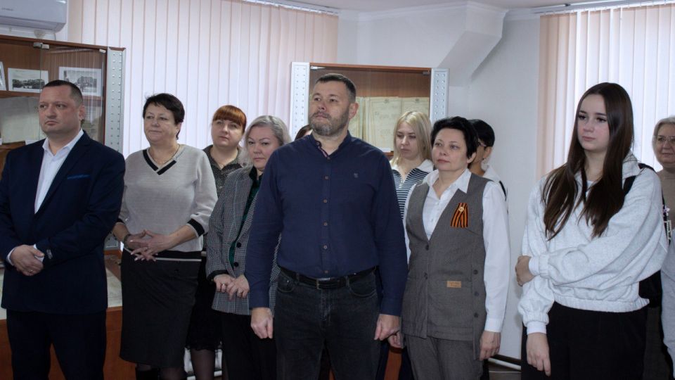 На презентации сборника архивных документов «Ворошиловградская область в годы Великой Отечественной войны 1941–1945 гг.» руководитель Архивной службы ЛНР АннаТодорова отметила, что книга всесторонне освещает историю нашего... На презентации сборника архивных документов «Ворошиловградская область в годы Великой Отечественной войны 1941–1945 гг.» руководитель Архивной службы ЛНР АннаТодорова отметила, что книга всесторонне освещает историю нашего...
