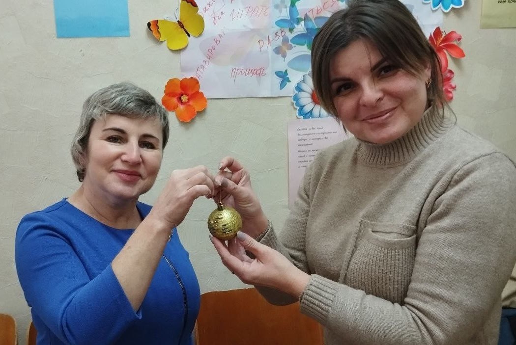 В Брянковском колледже ЛГПУ прошла волшебная акция ко Дню дарения ёлочных шаров В Брянковском колледже ЛГПУ прошла волшебная акция ко Дню дарения ёлочных шаров