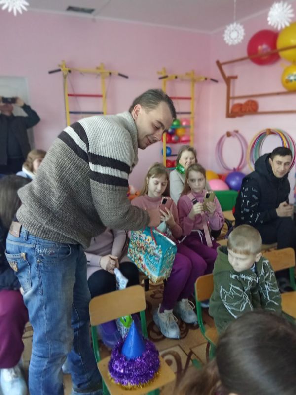 Вячеслав Третьяков: В пгт. Краснореченское Кременского МО, начальник территориального отдела по жизнеобеспечению "Краснореченское" Александр Гурин, провел торжественное открытие новогодних ёлок поселка Вячеслав Третьяков: В пгт. Краснореченское Кременского МО, начальник территориального отдела по жизнеобеспечению "Краснореченское" Александр Гурин, провел торжественное открытие новогодних ёлок поселка