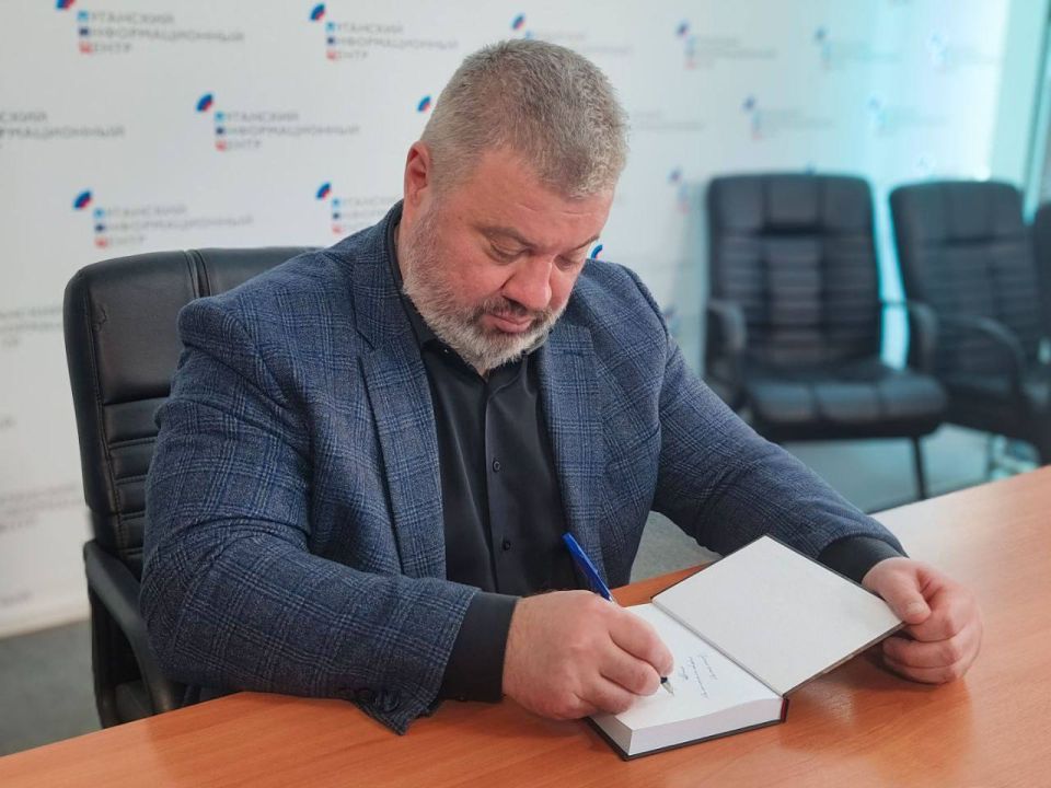 Презентация книги разведчика, писателя, руководителя центра расследований преступлений киевского режима «Ukr Leaks» Василия Прозорова «Кровавый Майдан. Западный след в документах СБУ» состоялась на брифинге в... Презентация книги разведчика, писателя, руководителя центра расследований преступлений киевского режима «Ukr Leaks» Василия Прозорова «Кровавый Майдан. Западный след в документах СБУ» состоялась на брифинге в...