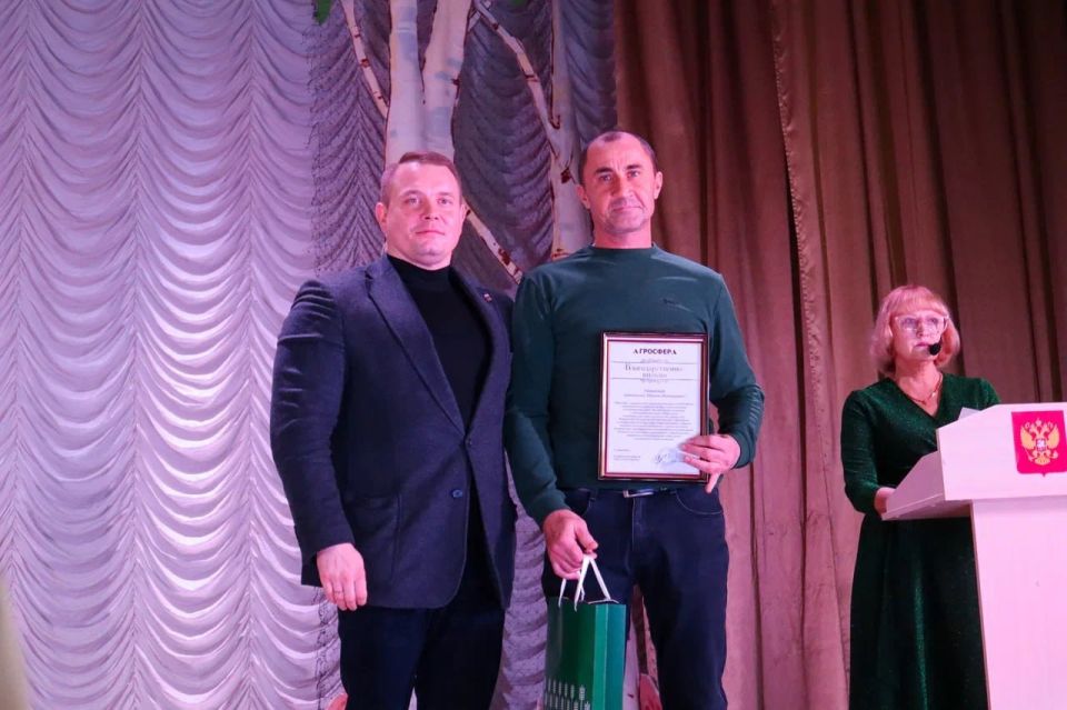Виталий Коваленко: 24 декабря 2025 года в Беловодском районном доме культуры состоялись торжества, посвящённые чествованию передовиков производства предприятия "Агросфера" по итогам 2025 года - "Здесь хлеба золотистые, поля... Виталий Коваленко: 24 декабря 2025 года в Беловодском районном доме культуры состоялись торжества, посвящённые чествованию передовиков производства предприятия "Агросфера" по итогам 2025 года - "Здесь хлеба золотистые, поля...