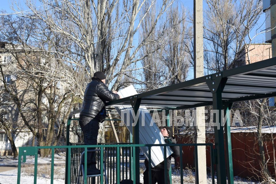 В Краснолучском округе осуществляется обустройство площадок для сбора ТКО В Краснолучском округе осуществляется обустройство площадок для сбора ТКО