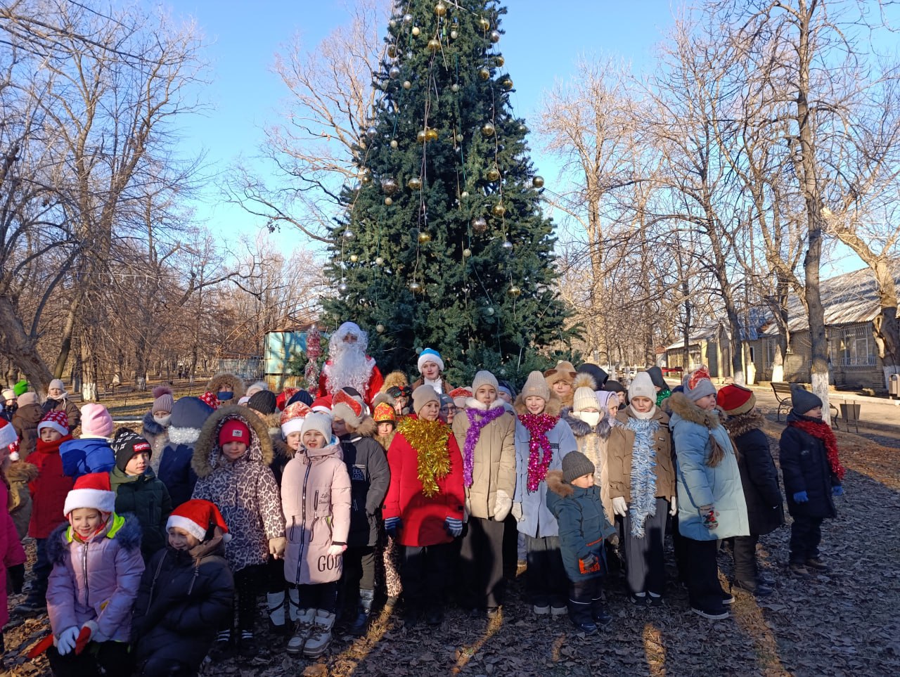 25 декабря в парке культуры и отдыха поселка Краснодон торжественно открыли главную новогоднюю елку 25 декабря в парке культуры и отдыха поселка Краснодон торжественно открыли главную новогоднюю елку