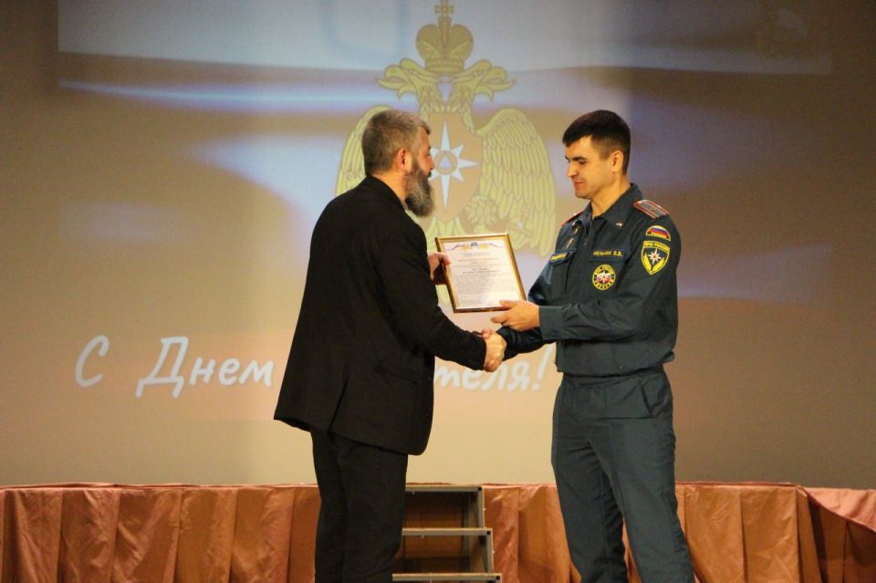 В Меловском муниципальном округе с особым теплом и благодарностью отметили профессиональный праздник тех, кто ежедневно рискует собой ради безопасности граждан — День МЧС В Меловском муниципальном округе с особым теплом и благодарностью отметили профессиональный праздник тех, кто ежедневно рискует собой ради безопасности граждан — День МЧС