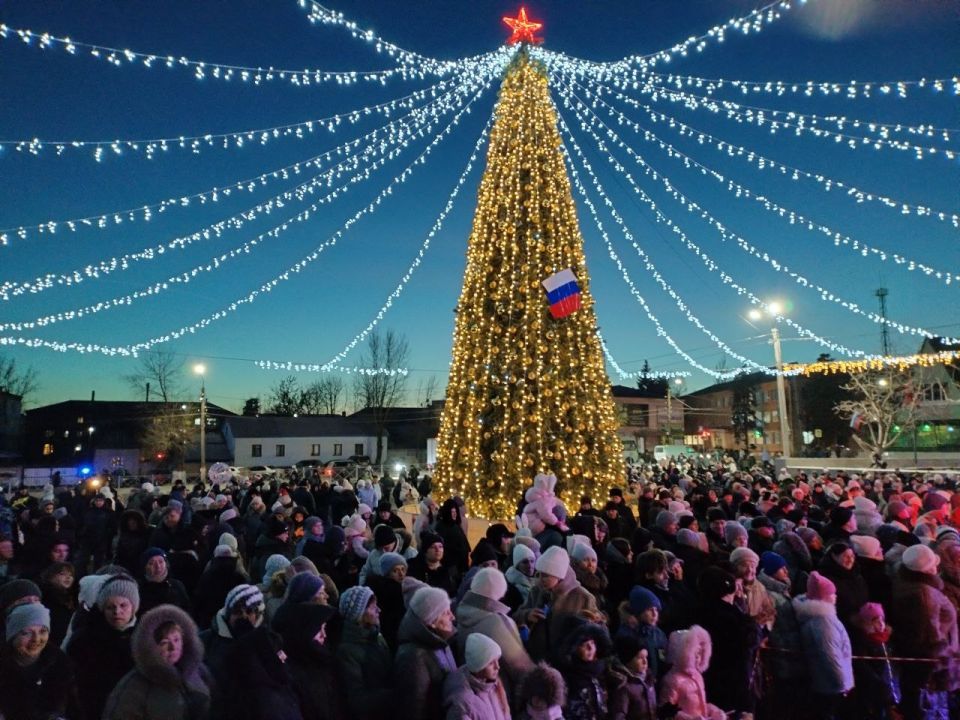 Сегодня в городском округе город Ровеньки состоялось открытие городской Новогодней елки! Сегодня в городском округе город Ровеньки состоялось открытие городской Новогодней елки!
