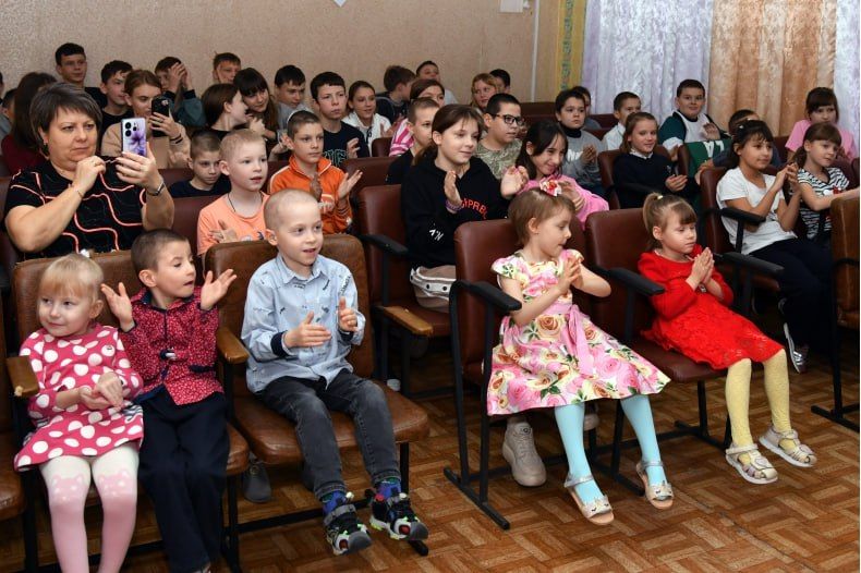 Новогоднее представление от красноярских артистов пришло и в Червонопартизанск Новогоднее представление от красноярских артистов пришло и в Червонопартизанск
