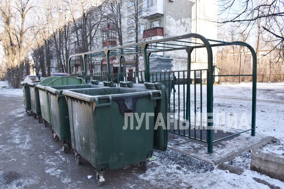 В Краснолучском округе осуществляется обустройство площадок для сбора ТКО В Краснолучском округе осуществляется обустройство площадок для сбора ТКО