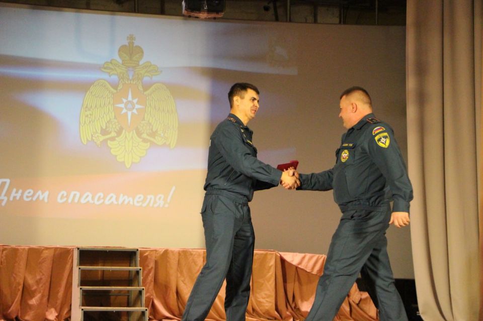 В Меловском муниципальном округе с особым теплом и благодарностью отметили профессиональный праздник тех, кто ежедневно рискует собой ради безопасности граждан — День МЧС В Меловском муниципальном округе с особым теплом и благодарностью отметили профессиональный праздник тех, кто ежедневно рискует собой ради безопасности граждан — День МЧС