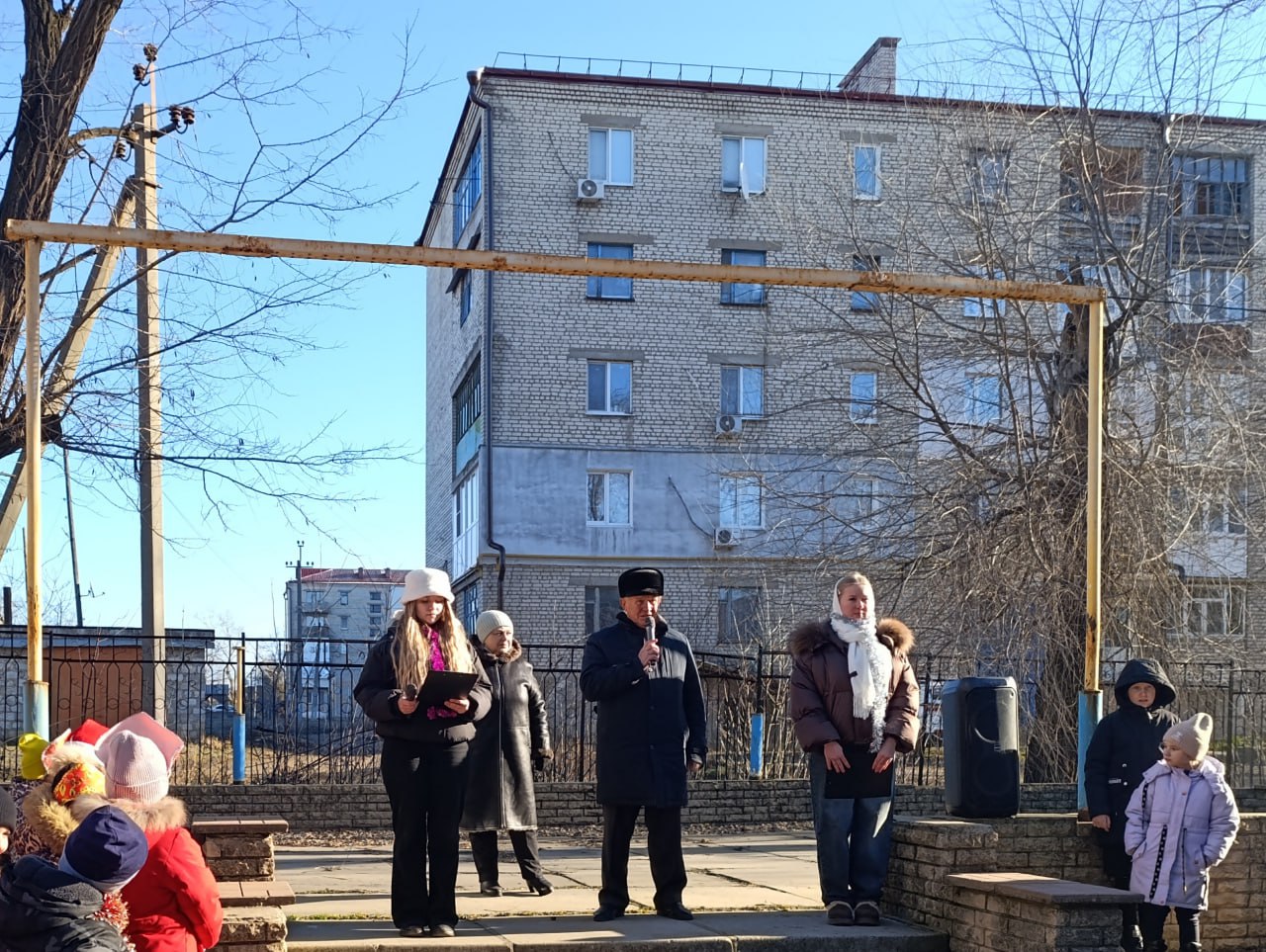 25 декабря в парке культуры и отдыха поселка Краснодон торжественно открыли главную новогоднюю елку 25 декабря в парке культуры и отдыха поселка Краснодон торжественно открыли главную новогоднюю елку