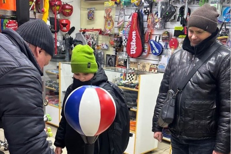 В Свердловске первые мечтатели получили свои подарки в рамках акции «Ёлка желаний»