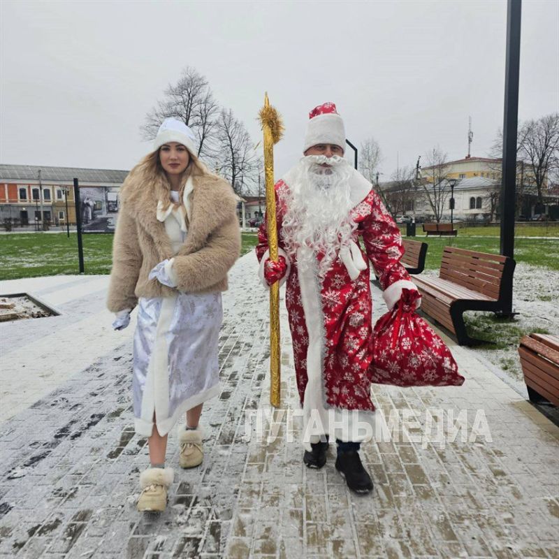 Дед Мороз и Снегурочка поздравили жителей Старобельска с наступающими праздниками Дед Мороз и Снегурочка поздравили жителей Старобельска с наступающими праздниками