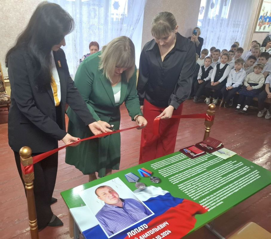 В школах Красного Луча открыли пять Парт Героев В школах Красного Луча открыли пять Парт Героев