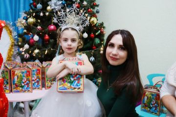 Яна Сылкина: Когда как не в Новый год делать добрые дела? Сегодня побывала на утреннике в детском саду № 45 поселка Боровское