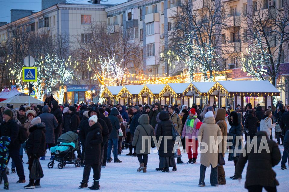 Новогодняя елка Луганска зажгла свои огни Новогодняя елка Луганска зажгла свои огни