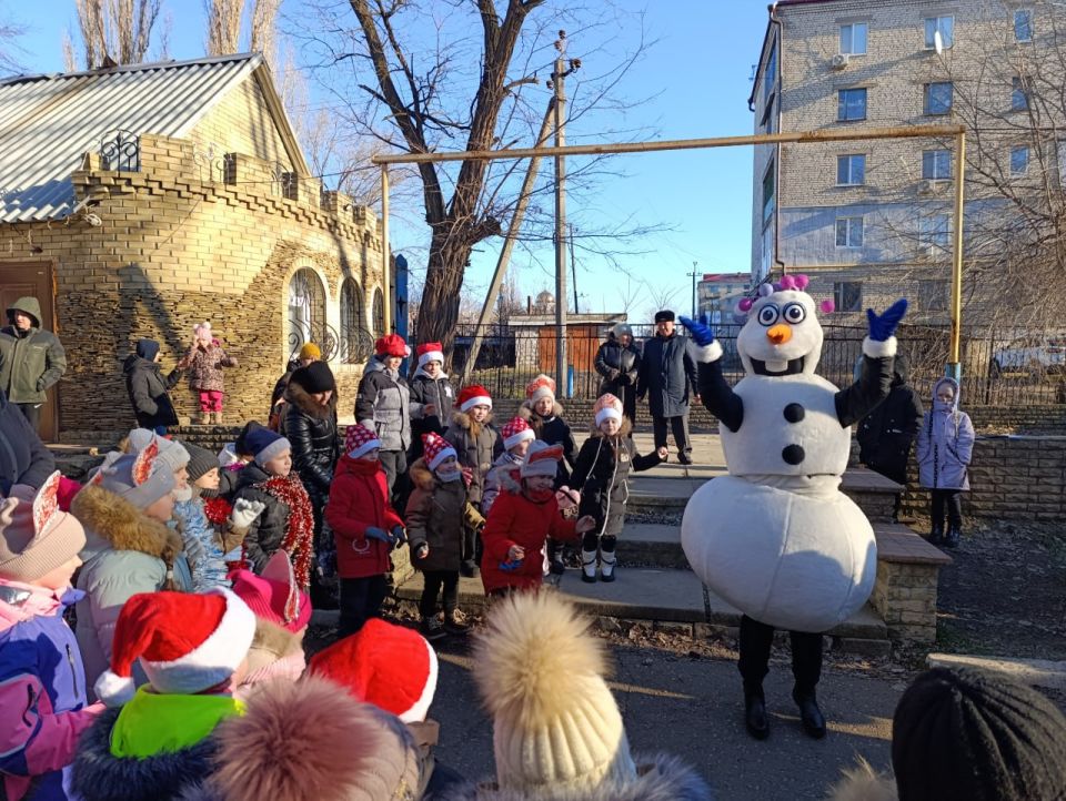 В Краснодонском муниципалитете проходят праздничные открытия новогодних ёлок В Краснодонском муниципалитете проходят праздничные открытия новогодних ёлок