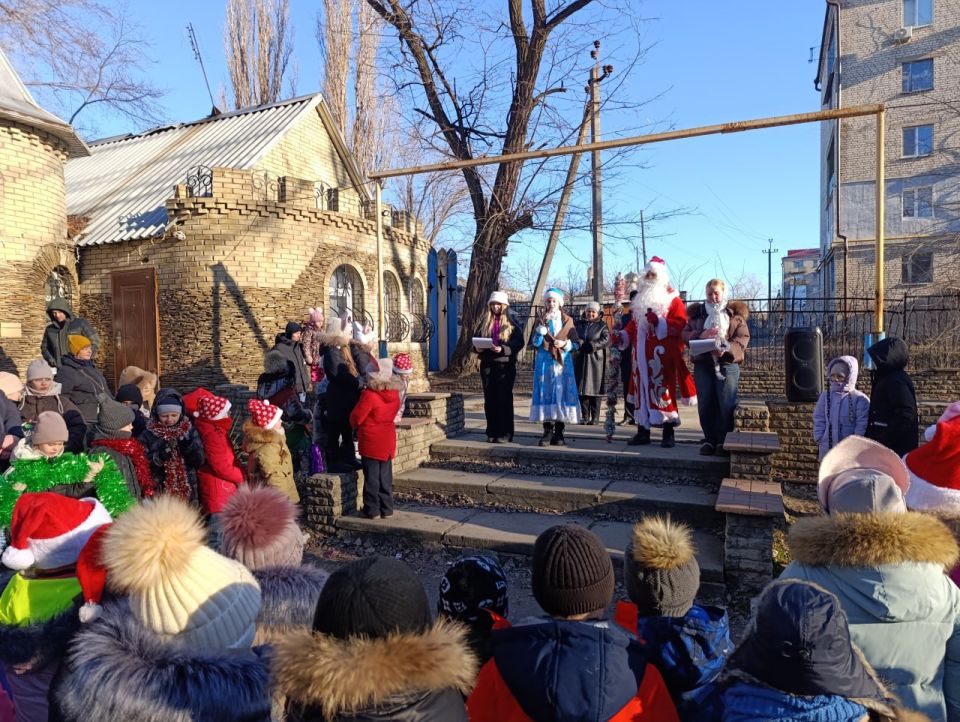 В Краснодонском муниципалитете проходят праздничные открытия новогодних ёлок В Краснодонском муниципалитете проходят праздничные открытия новогодних ёлок