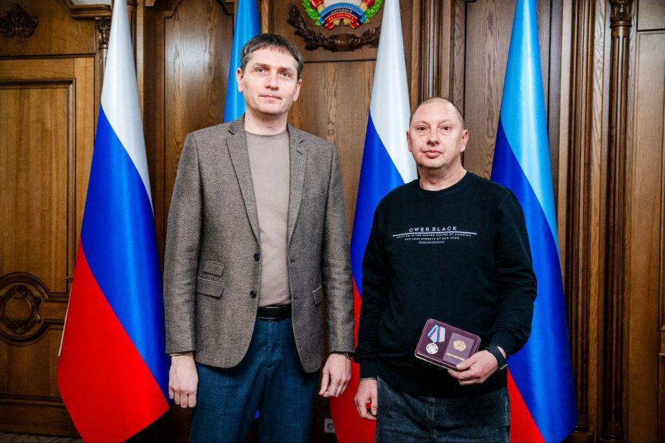 Алексей Самойлов наградил фармацевтов из прифронтовых районов республики Алексей Самойлов наградил фармацевтов из прифронтовых районов республики