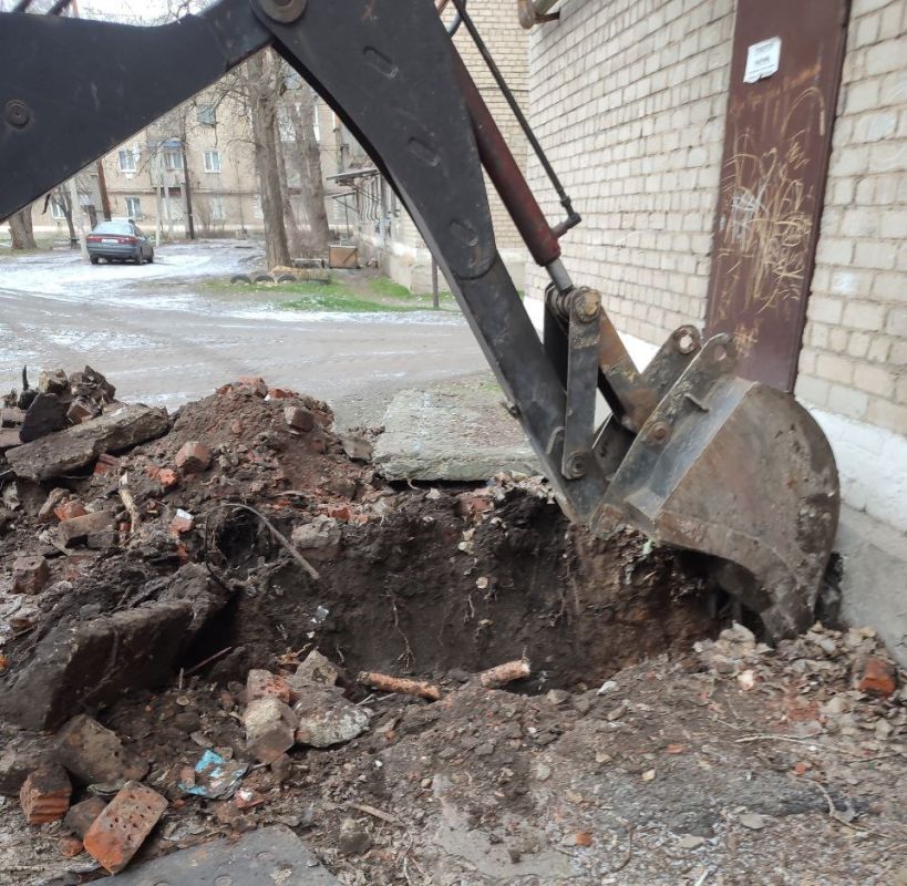 Сотрудники Краснодонского филиала Единой управляющей компании (ЕУК) продолжают работу по улучшению состояния жилого фонда на территории своего обслуживания Сотрудники Краснодонского филиала Единой управляющей компании (ЕУК) продолжают работу по улучшению состояния жилого фонда на территории своего обслуживания
