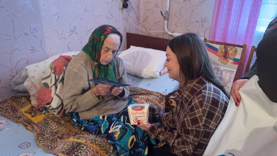 Антрацитовские единороссы поздравили ветеранов в рамках акции «С Новым годом, Ветеран!» Антрацитовские единороссы поздравили ветеранов в рамках акции «С Новым годом, Ветеран!»