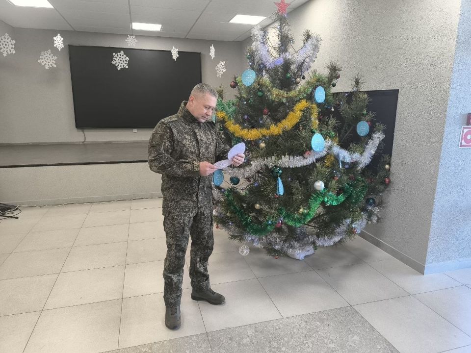Альберт Зинченко: Военный комиссар Станично-Луганского района Алексей Владимирович Кульченко принял участие в акции «Елка желаний» Альберт Зинченко: Военный комиссар Станично-Луганского района Алексей Владимирович Кульченко принял участие в акции «Елка желаний»