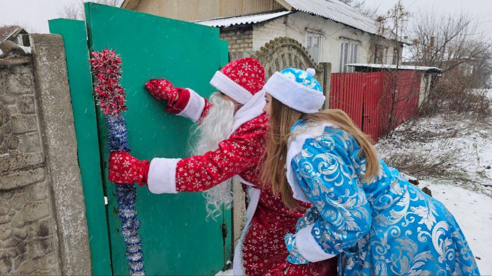 В преддверии Новогогода в посёлке Дзержинский состоялось тёплое и значимое мероприятие «Дед Мороз со Снегурочкой на автомобиле» В преддверии Новогогода в посёлке Дзержинский состоялось тёплое и значимое мероприятие «Дед Мороз со Снегурочкой на автомобиле»