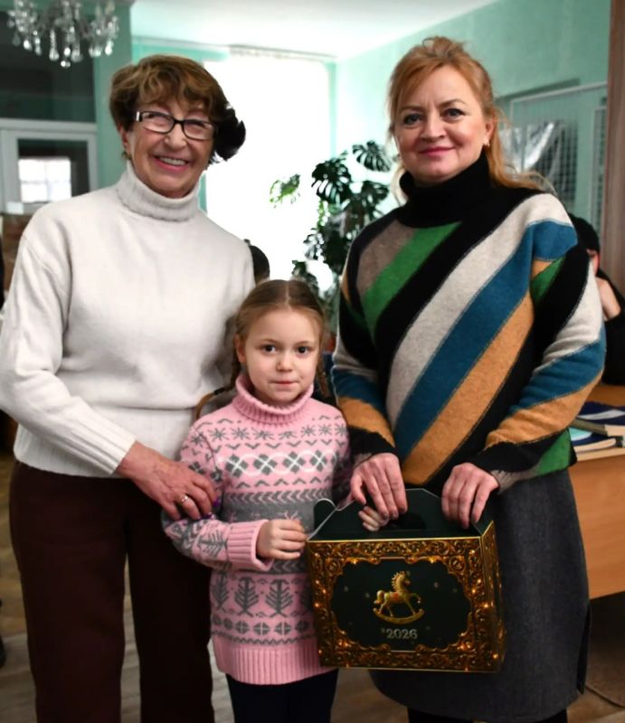 В преддверии Нового года администрация города Рубежное передала часть подарков от шеф-региона в учебное заведение «Хрусталик» В преддверии Нового года администрация города Рубежное передала часть подарков от шеф-региона в учебное заведение «Хрусталик»