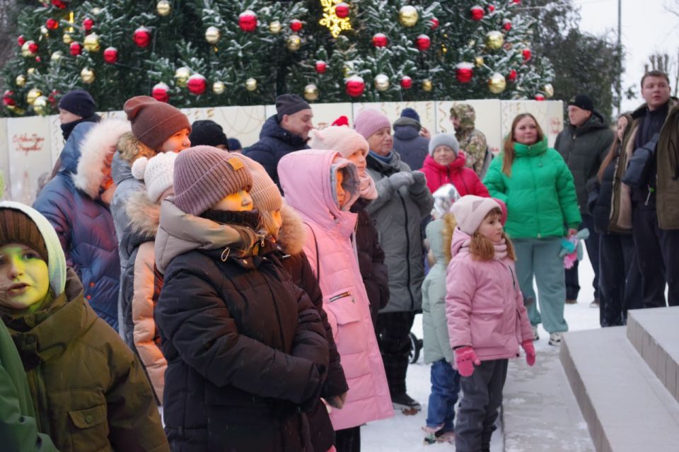 В Славяносербском округе открыли районную Ёлку В Славяносербском округе открыли районную Ёлку