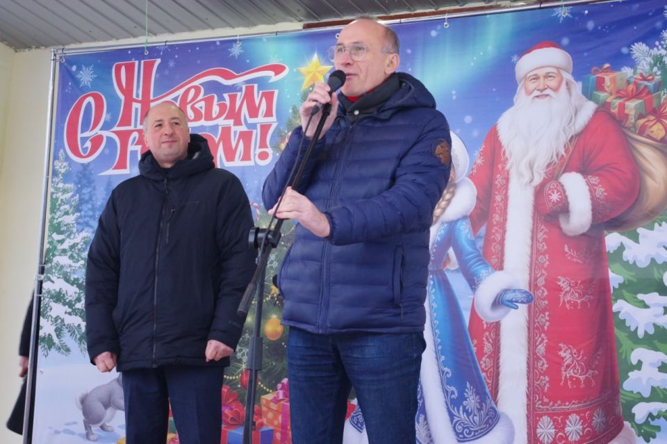 В Славяносербском округе открыли районную Ёлку В Славяносербском округе открыли районную Ёлку