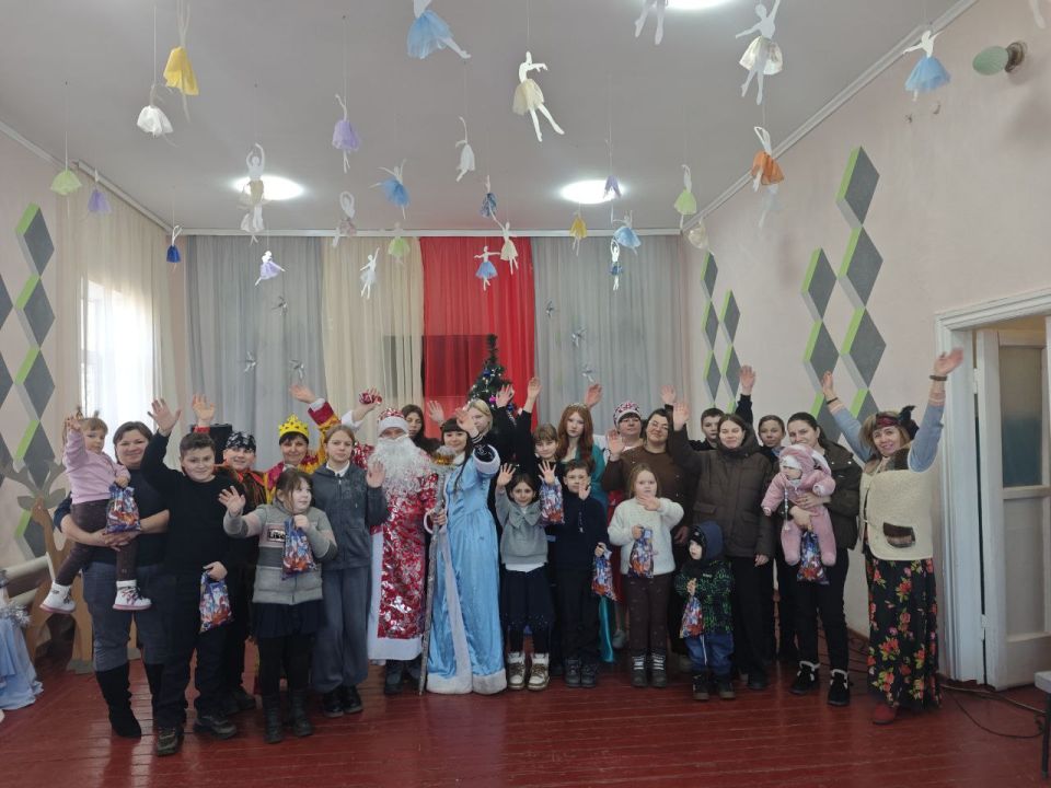 В Малоивановском Доме культуры состоялось волшебное и незабываемое событие — открытие новогодней ёлки! Творческий коллектив постарался на славу, подарив детворе незабываемое представление В Малоивановском Доме культуры состоялось волшебное и незабываемое событие — открытие новогодней ёлки! Творческий коллектив постарался на славу, подарив детворе незабываемое представление