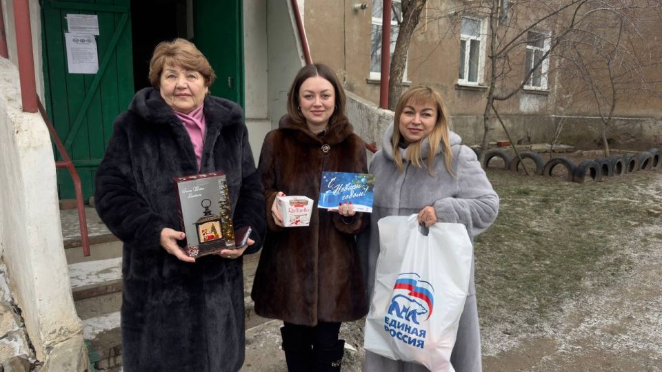Антрацитовские единороссы поздравили ветеранов в рамках акции «С Новым годом, Ветеран!» Антрацитовские единороссы поздравили ветеранов в рамках акции «С Новым годом, Ветеран!»