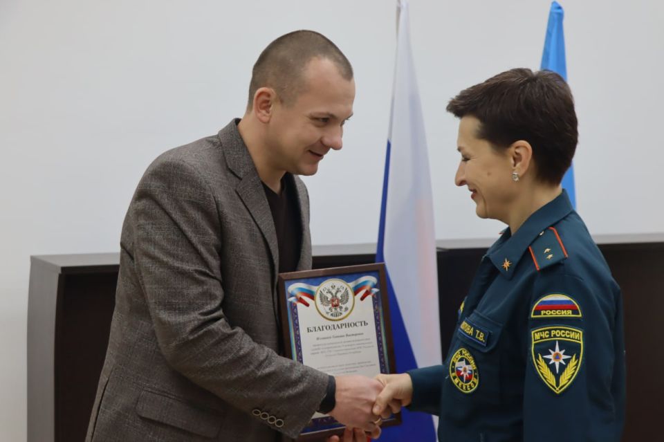 Павел Дреев поздравил сотрудников МЧС с наступающим профессиональным праздником Павел Дреев поздравил сотрудников МЧС с наступающим профессиональным праздником