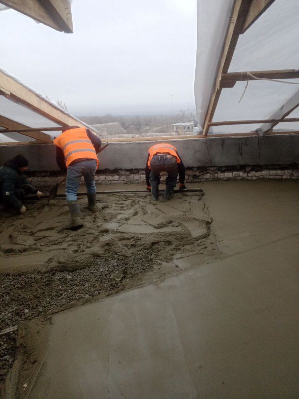 В городе Краснодоне продолжается капитальный ремонт кровли многоквартирного дома № 9 на улице П. Котова. Общая площадь ремонтируемой кровли составляет около 1000 квадратных метров, и работы, выполняемые шефом-регионом... В городе Краснодоне продолжается капитальный ремонт кровли многоквартирного дома № 9 на улице П. Котова. Общая площадь ремонтируемой кровли составляет около 1000 квадратных метров, и работы, выполняемые шефом-регионом...