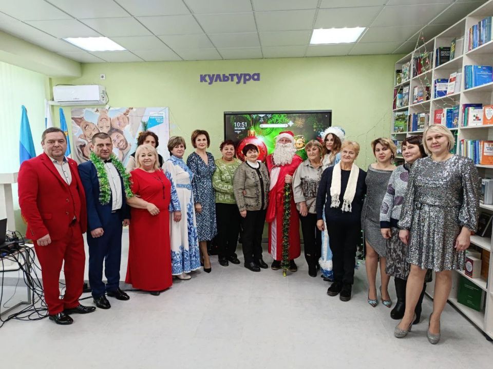 В преддверии самого волшебного праздника – Нового года, модельная библиотека МБУ "МЦБС" распахнула свои двери для участников клуба «В кругу друзей» в рамках проекта "Активное долголетие" библиотекари совместно с Марковский... В преддверии самого волшебного праздника – Нового года, модельная библиотека МБУ "МЦБС" распахнула свои двери для участников клуба «В кругу друзей» в рамках проекта "Активное долголетие" библиотекари совместно с Марковский...