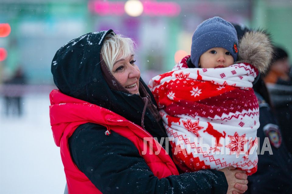 Новогодняя елка Луганска зажгла свои огни Новогодняя елка Луганска зажгла свои огни