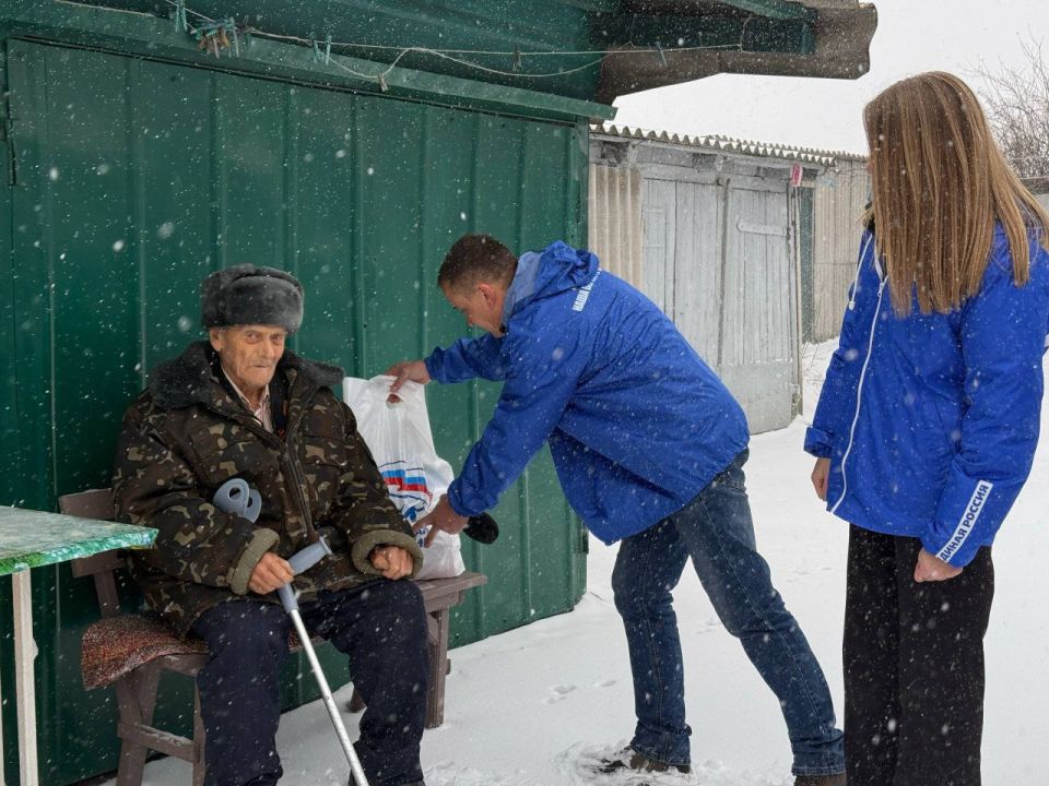 Активисты Партии "Единая Россия" поздравили с наступающим Новым годом ветерана Великой Отечественной Войны Кияницкого Василия Матвеевича и вручили ему поздравительную открытку от Секретаря Луганского регионального отделения... Активисты Партии "Единая Россия" поздравили с наступающим Новым годом ветерана Великой Отечественной Войны Кияницкого Василия Матвеевича и вручили ему поздравительную открытку от Секретаря Луганского регионального отделения...